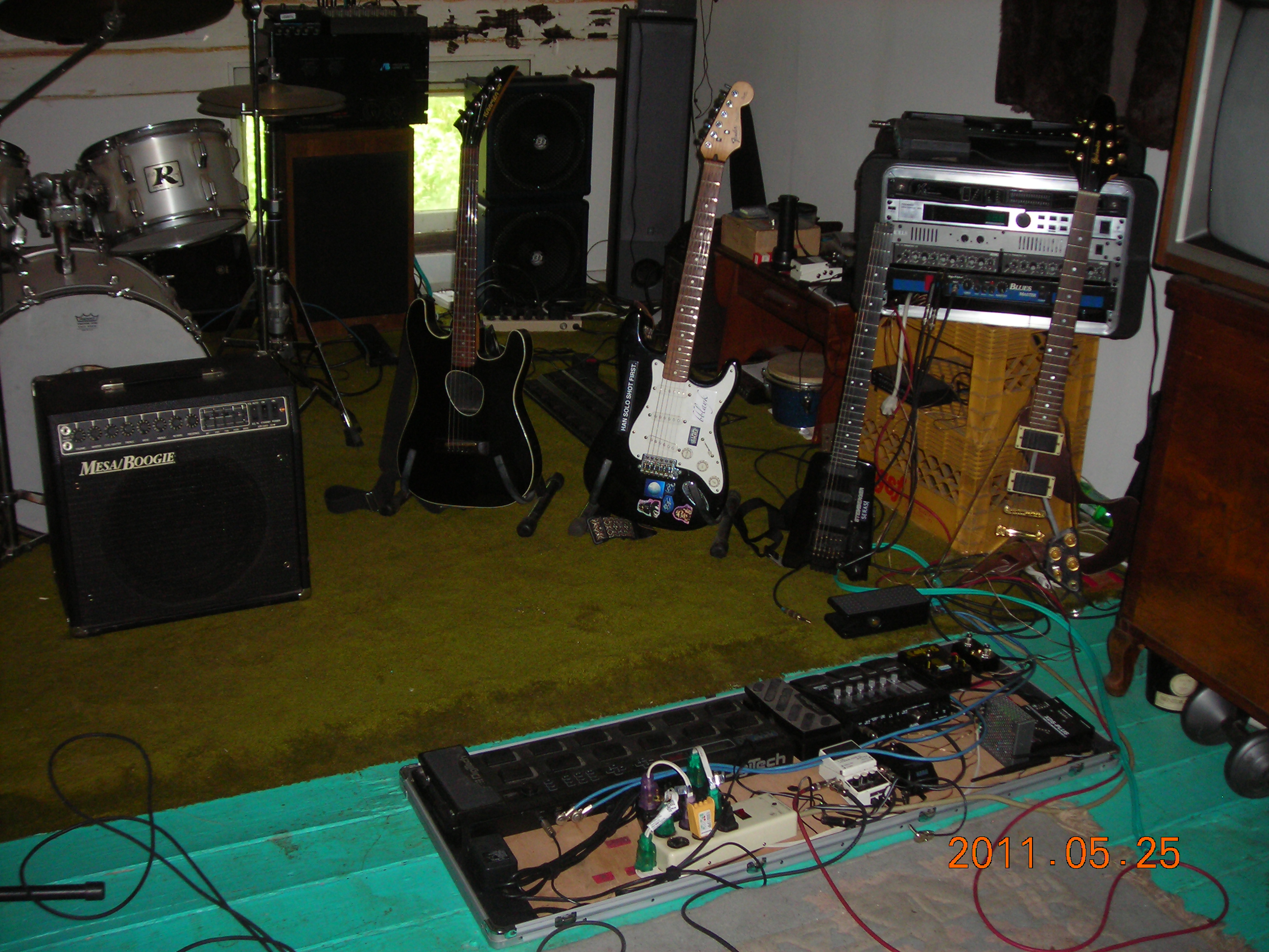 ./DSCN8586 bonzie's guitar rig.JPG